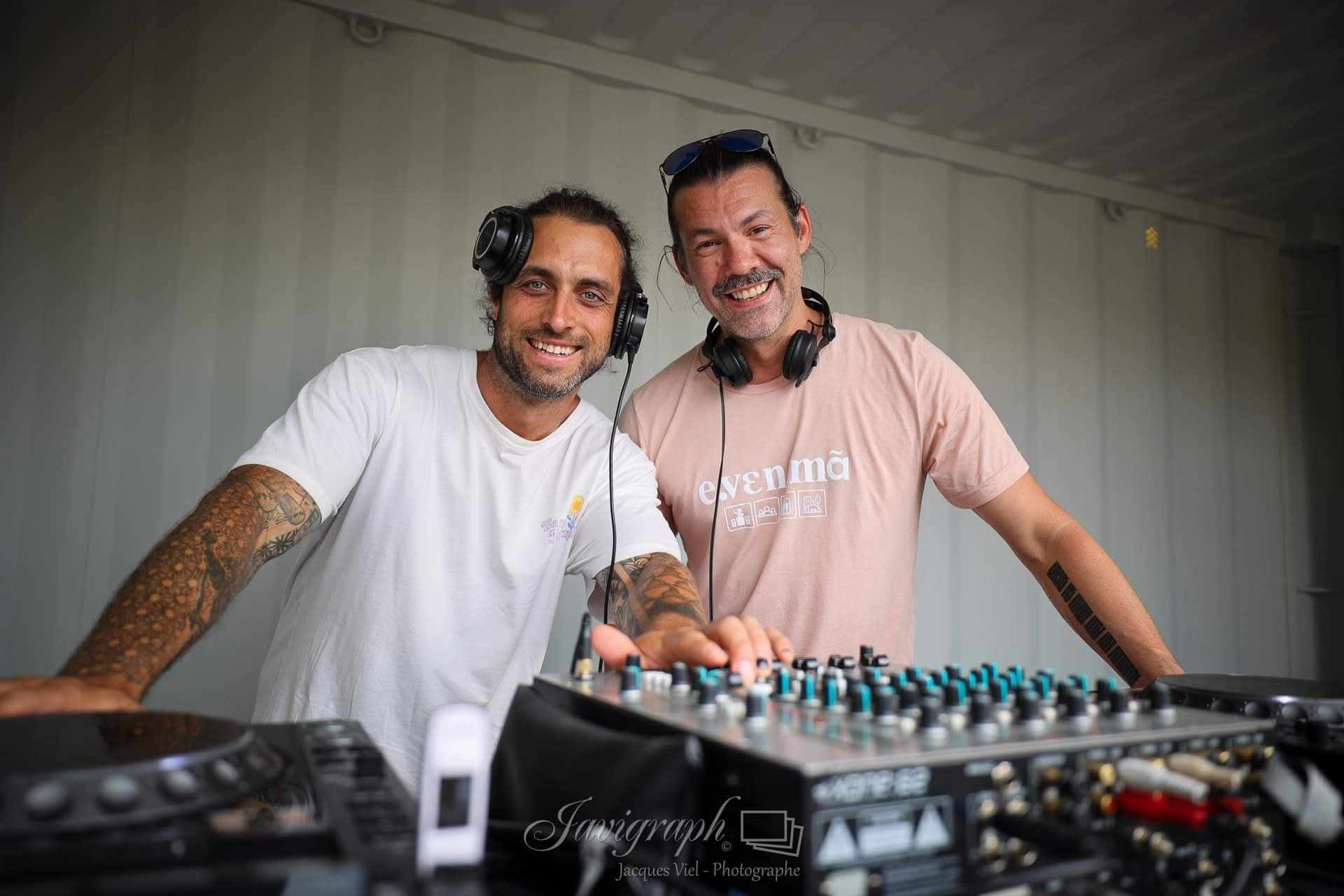 DJs en session avec t-shirt e.ven.mã