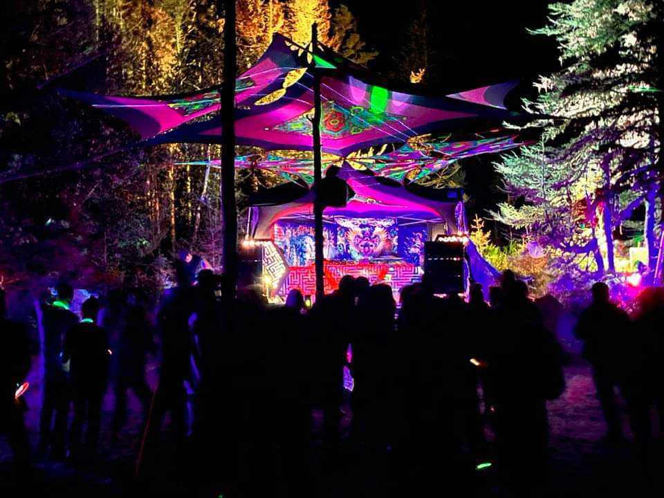 Ambiance nocturne du festival avec éclairages
