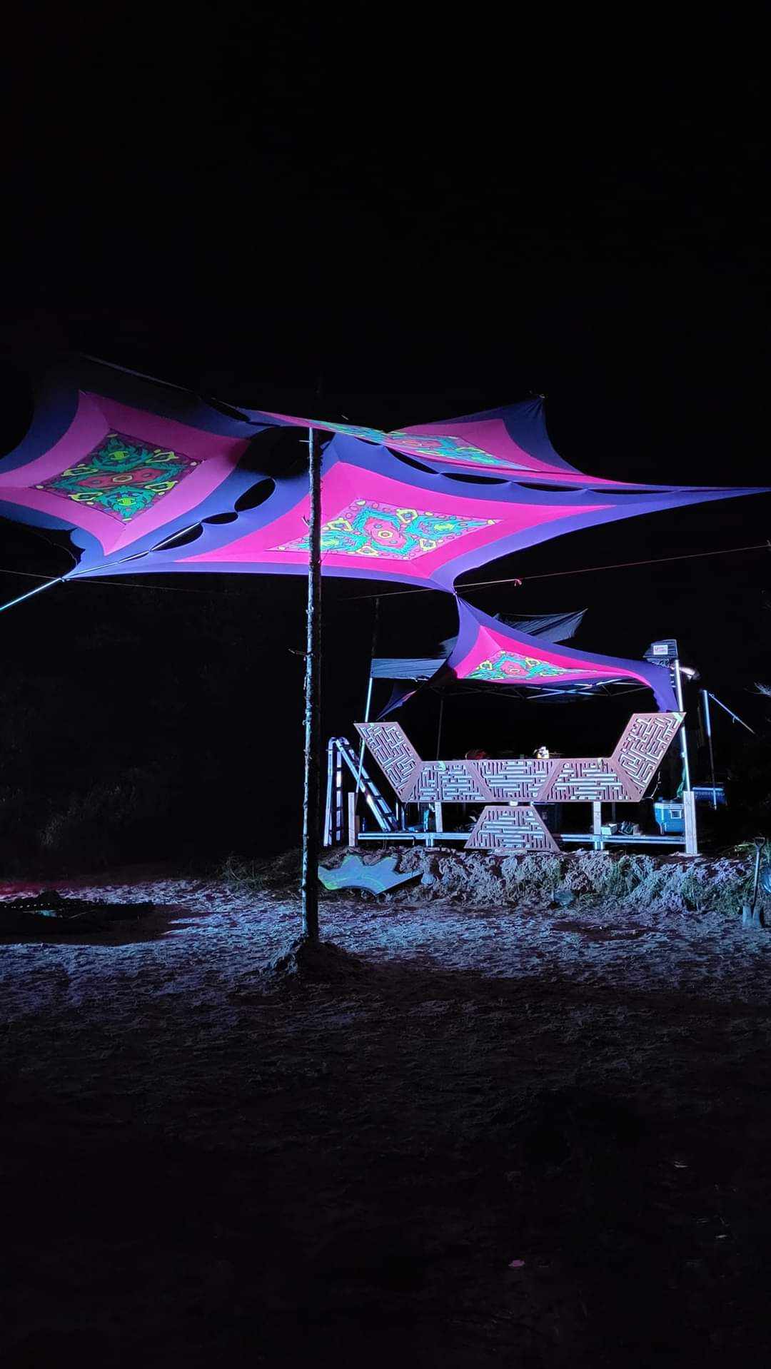 Vue depuis la cabine DJ avec décors géométriques
